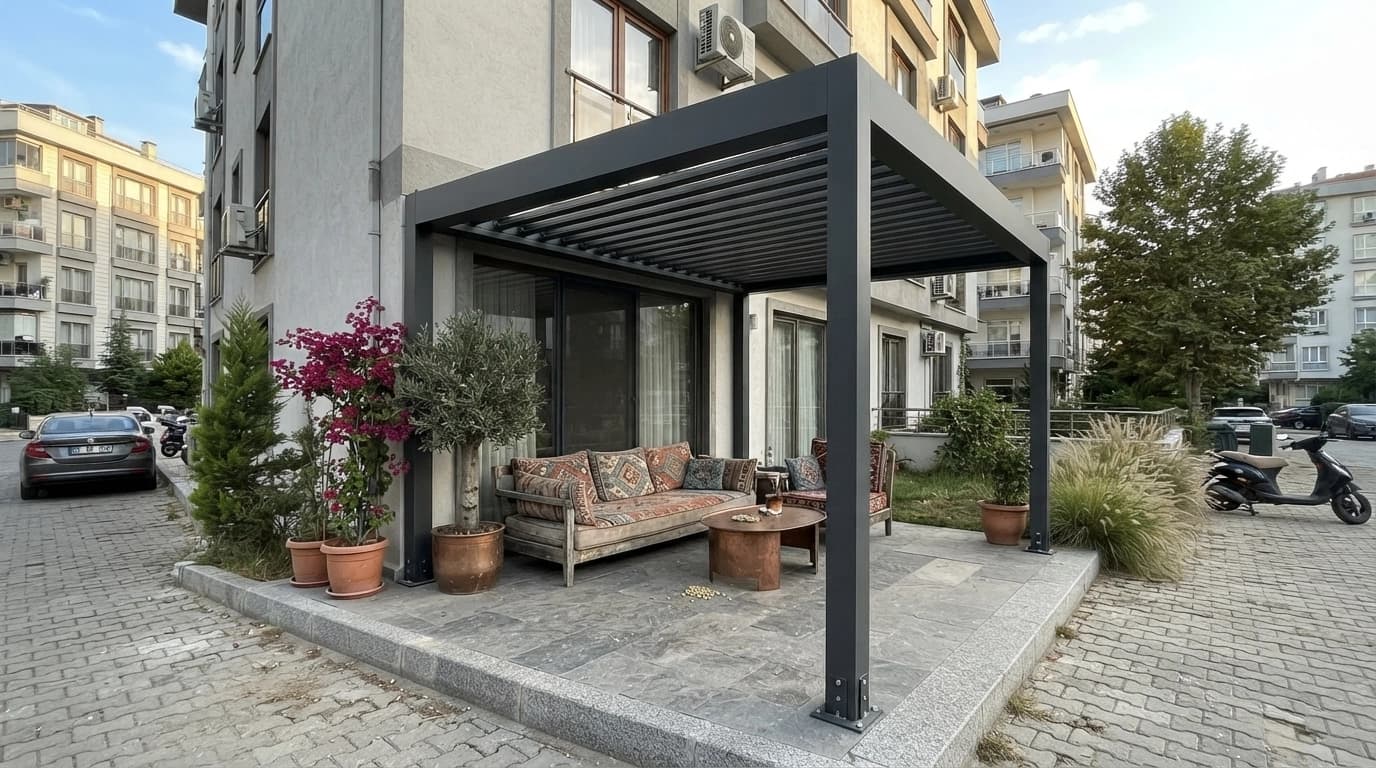 Narlıdere’de deniz manzaralı bir terasa kurulmuş pergola ve tente sistemi
